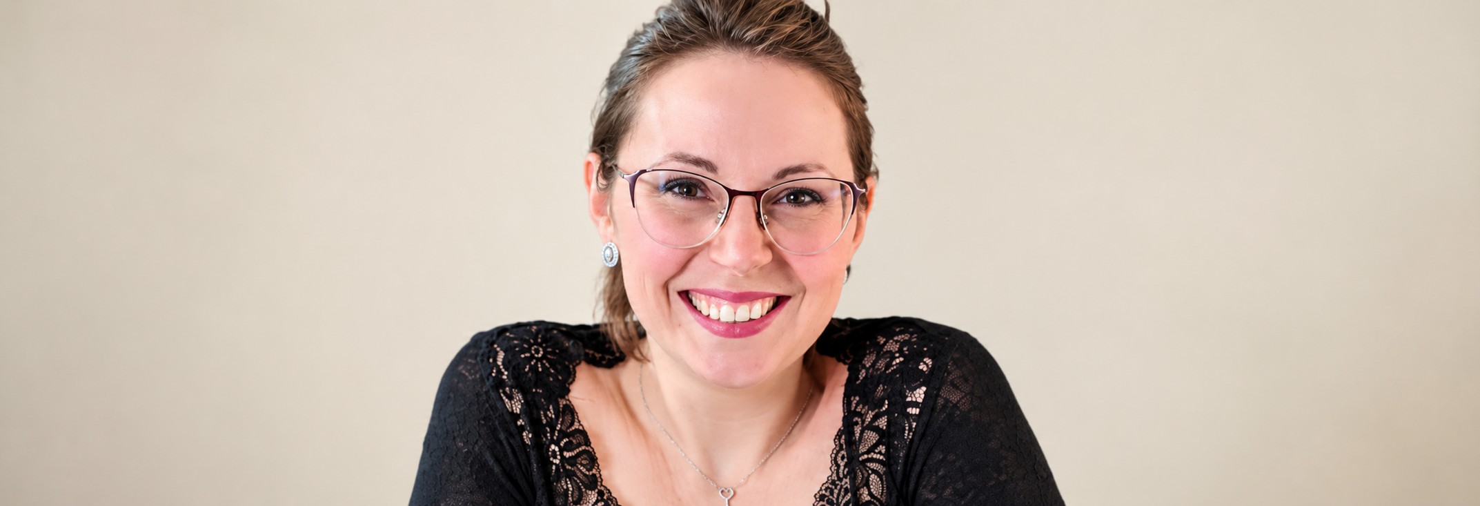 Ritratto Sorridente In Pizzo Nero