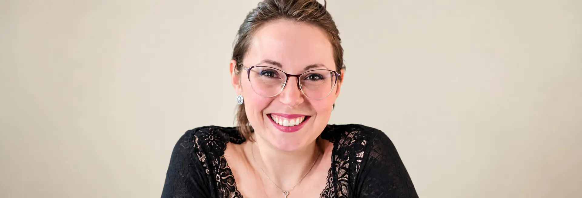 Ritratto Sorridente In Pizzo Nero